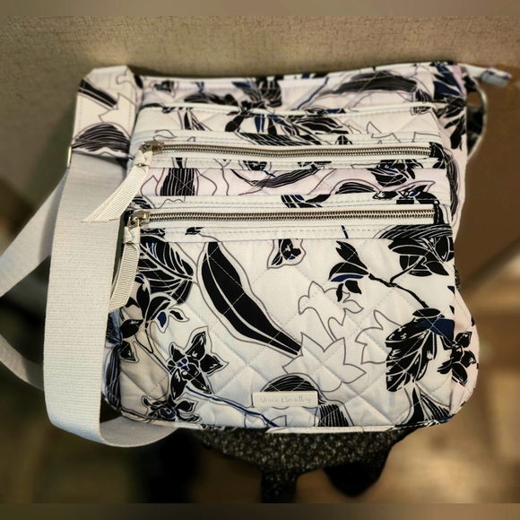 NWOT VERA BRADLEY floral white and black crossbody bag - Picture 5 of 12